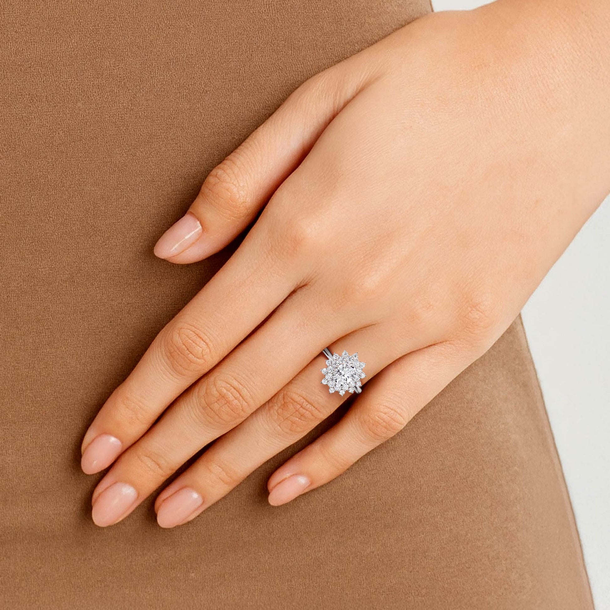 Round LG Diamond Ring in Yellow Gold - BH Diamond Center Antwerp