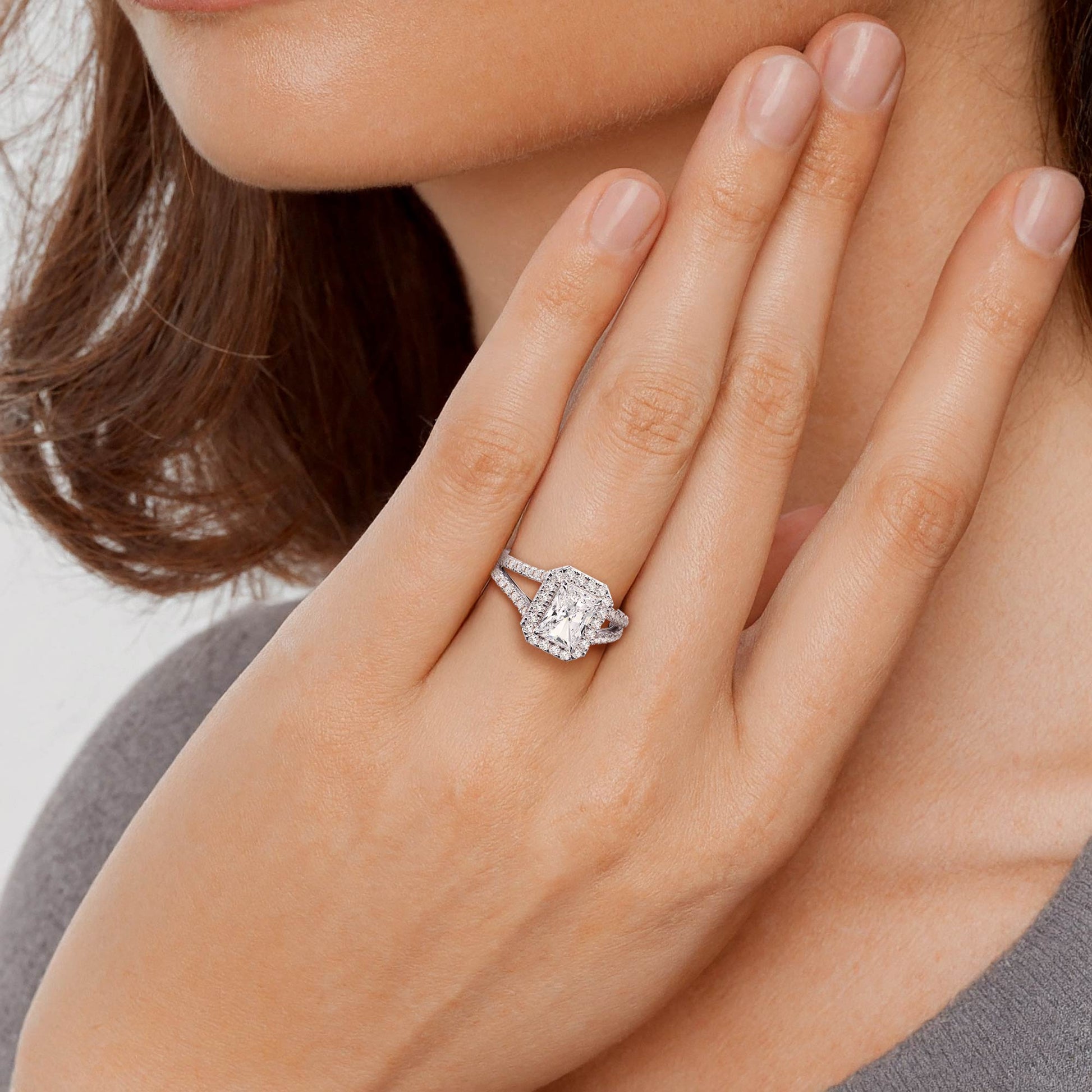 Radiant LG Diamond Ring in Yellow Gold - BH Diamond Center Antwerp